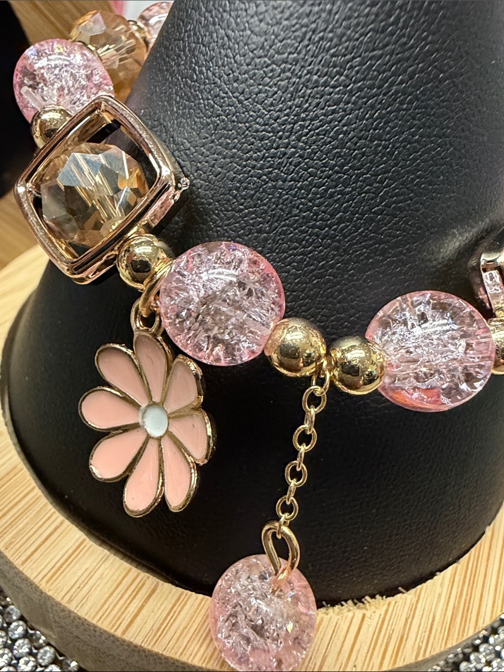 Pink Daisy Charm glass Stretch Bracelet. 🆕 - Picture 2 of 2